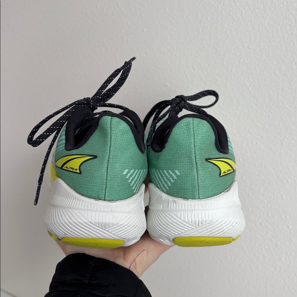 Altra Women's Experience Flow road-running shoes in a mint green color size 7.5 - Picture 9 of 11